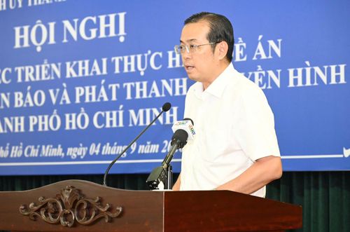 Tổng Giám đốc Cơ quan Báo và Phát thanh, Truyền hình TPHCM Lê Văn Minh chia sẻ tại hội nghị. Ảnh: VIỆT DŨNG