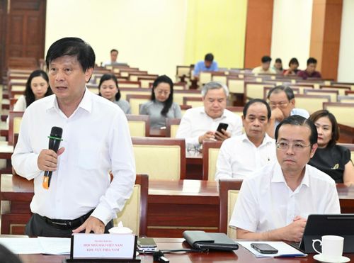 Phó Chủ tịch Hội Nhà báo Việt Nam Trần Trọng Dũng phát biểu. Ảnh: VIỆT DŨNG