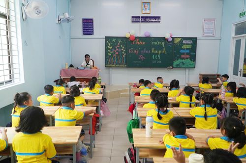 Học sinh Trường TH-THCS-THPT Lê Thị Riêng (phường Thới An, TPHCM) chuẩn bị cho năm học mới