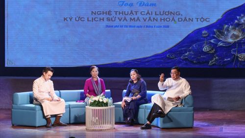 Các đại biểu chia sẻ tại chương trình Lý luận, phê bình văn học, nghệ thuật TPHCM với chủ đề “Nghệ thuật Cải lương - Ký ức lịch sử và Mã văn hóa dân tộc”, chiều 4-9. Ảnh: HOÀNG TRIỀU