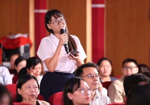 Học sinh chia sẻ cảm nhận về cải lương tại chương trình. Ảnh: HOÀNG TRIỀU