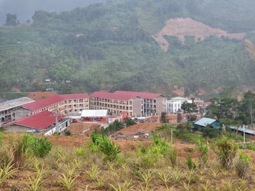 Trường Phổ thông nội trú Tiểu học và Trung học cơ sở Hùng Sơn nhìn từ xa. Ảnh: XUÂN QUỲNH