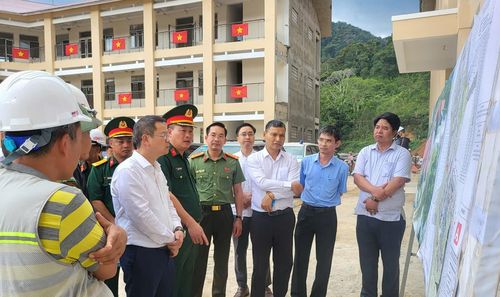 Ông Nguyễn Mạnh Hùng, Chủ tịch UBND TP Đà Nẵng kiểm tra cơ sở vật chất Trường Phổ thông Nội trú Tiểu học và Trung học cơ sở Hùng Sơn. Ảnh: XUÂN QUỲNH