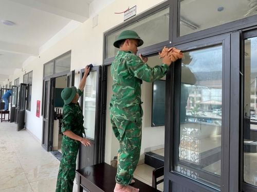 Cán bộ, chiến sĩ Đồn Biên phòng cửa khẩu A Đớt hỗ trợ dọn dẹp vệ sinh Trường Phổ thông nội trú liên cấp Tiểu học và Trung học cơ sở A Lưới 4 (TP Huế)