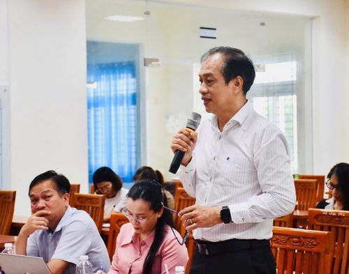  Ông Nguyễn Hữu Tâm, Hiệu trưởng Trường THPT chuyên Lê Quý Đôn chia sẻ những vướng mắc về chi học bổng, chăm sóc cây xanh... 