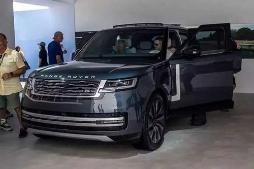 Land Rover đã chính thức công bố mẫu xe thuần điện Range Rover Electric. Mẫu SUV hạng sang này được kỳ vọng sẽ thiết lập những chuẩn mực mới về độ êm ái, khả năng phản hồi cùng sức kéo vượt trội so với các sản phẩm sử dụng động cơ truyền thống cùng thương hiệu.