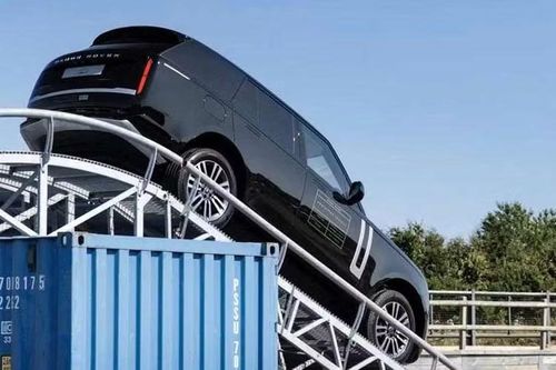 Xe còn có các tiện ích khác như: kết nối Apple CarPlay và Android Auto không dây, sạc điện thoại không dây cùng hệ thống lưu trữ được bố trí tại nhiều vị trí. Trong đó có ngăn chứa đồ thông gió bên dưới bệ tỳ tay phía trước, hai khay đựng cốc, một khay gập, cổng USB và cụm điều khiển trung tâm hai tầng.