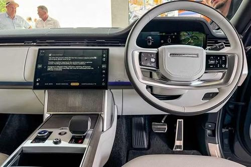 Land Rover trang bị cho Range Rover Electric hệ thống quản lý nhiệt ThermAssist nhằm kiểm soát nhiệt độ của hệ thống pin và tối ưu đồng thời phạm vi hoạt động, tốc độ sạc, tuổi thọ pin cũng như hiệu suất vận hành. Hãng xe sang Anh quốc cho biết các hệ thống an toàn liên quan đến pin được phát triển với mục tiêu đáp ứng những yêu cầu khắt khe của ngành công nghiệp ôtô.