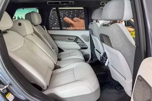 Xe có khả năng tăng tốc từ 0-96 km/h trong 4,3 giây. Khả năng tăng tốc trong dải vận tốc trung gian cũng được chú trọng. Range Rover Electric cần 2,7 giây để tăng tốc từ 80 lên 120 km/h. Theo Land Rover, đây là mẫu Range Rover có mô-men xoắn lớn nhất từ trước đến nay. Bên cạnh hiệu suất, hãng cũng đặt mục tiêu giảm tiếng ồn và độ rung. Đây được định vị là mẫu xe vận hành yên tĩnh nhất trong lịch sử thương hiệu.
