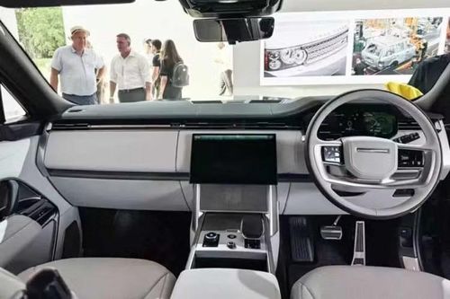 Land Rover đồng thời công bố mức vận hành thực tế theo đánh giá nội bộ ở khoảng 535 km. Hệ thống pin hoạt động cùng kiến trúc điện 800V, hỗ trợ sạc nhanh DC với công suất tối đa 350 kW. Trong điều kiện phù hợp, pin có thể được sạc từ 10% lên 80% trong khoảng 22 phút. Land Rover cho biết chỉ cần 10 phút sạc, xe có thể bổ sung khoảng 220 km phạm vi hoạt động.