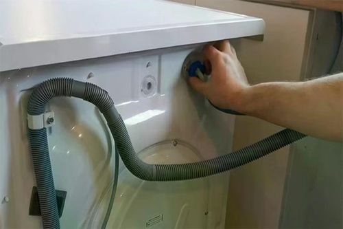 Ống cấp nước của máy giặt cần được kiểm tra định kỳ để phát hiện sớm dấu hiệu nứt, phồng hoặc xuống cấp.
