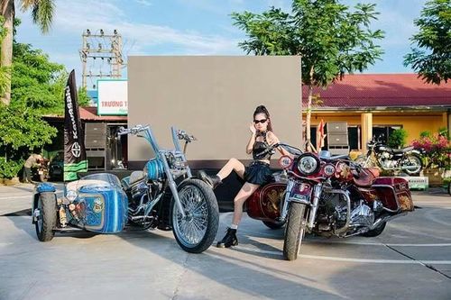 Tại một sự kiện môtô mới diễn ra tại Hưng Yên vừa qua, cô nàng MC mộng Linh đã có màn tạo dáng đầy ngẫu hứng bên cạnh cặp đôi Harley-Davidson Sidecar hàng hiếm đậm chất cơ bắp Mỹ của những tay chơi môtô có tiếng tại Hà Tĩnh.