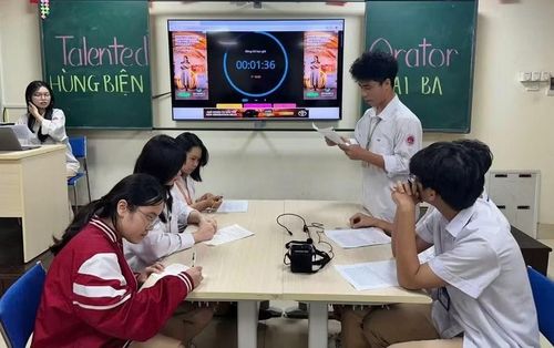 Học sinh Trường THCS&THPT Sư phạm (Trường ĐHSP Hà Nội 2).