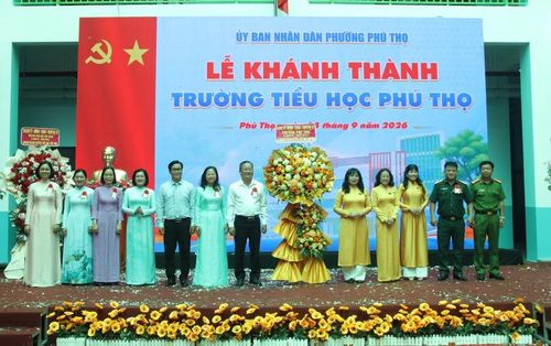 Lãnh đạo Phường Phú Thọ tặng hoa chúc mừng Trường Tiểu học Phú Thọ dịp khánh thành.