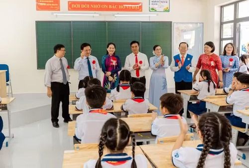 Lãnh đạo TPHCM thăm hỏi học sinh Trường Tiểu học Lại Hùng Cường trong ngày khánh thành. Ảnh: HT.