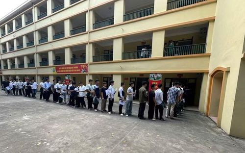 Tân học viên xếp hàng ngăn nắp, chờ đến lượt