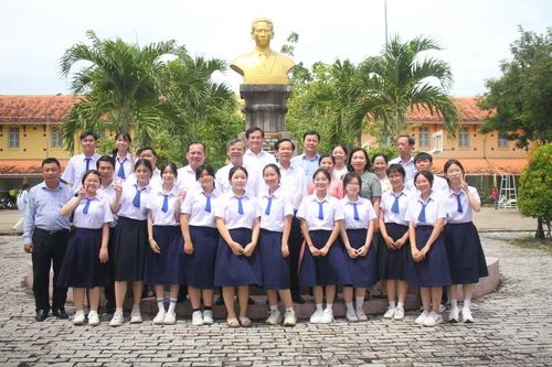 Lãnh đạo Thành ủy, UBND thành phố và Sở GD&ĐT TP Cần Thơ thăm cán bộ, giáo viên, học sinh Trường THPT Châu Văn Liêm.