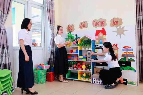 Giáo viên Trường Mầm non Hương Sơn (Xã Hương Sơn) dọn dẹp, trang trí từ sân trường đến lớp học.