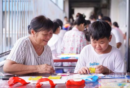 Lớp học còn mang đến những giờ phút vui vẻ, giúp các em tìm lại nụ cười trong hành trình chiến đấu với bệnh tật.