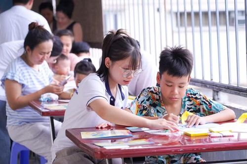 Lớp vẽ tại Bệnh viện Nhân dân Gia Định.