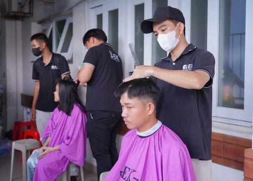 Bệnh viện tổ chức hoạt động chăm sóc mái tóc cho cả bệnh nhi và thân nhân.