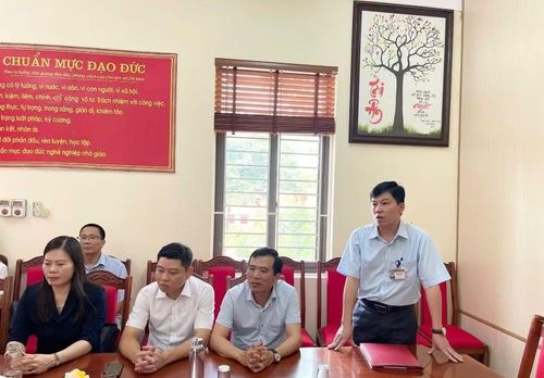 Ông Triệu Trí Phú - Hiệu trưởng Trường THPT Long Châu Sa (đứng) báo cáo đoàn công tác tại buổi lam làm việc.