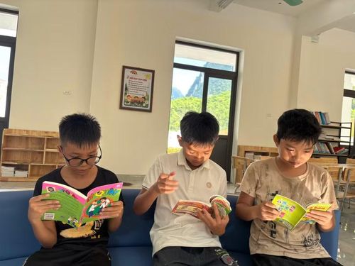 Học sinh Trường Phổ thông nội trú TH&THCS Sơn Thủy háo hức trong thư viện mới của trường.