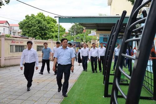 Chủ tịch UBND tỉnh Phú Thọ kiểm tra cơ sở vật chất tại Trường Tiểu học Vĩnh Yên.