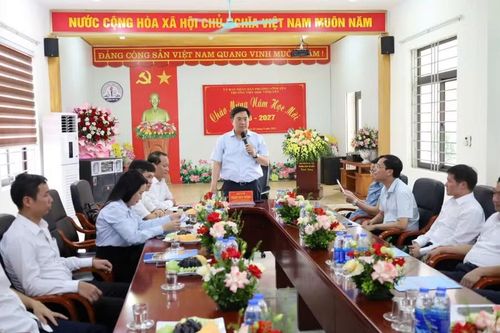 Ông Trần Duy Đông - Chủ tịch UBND tỉnh Phú Thọ phát biểu tại buổi kiểm tra tại Trường TH Vĩnh Yên.