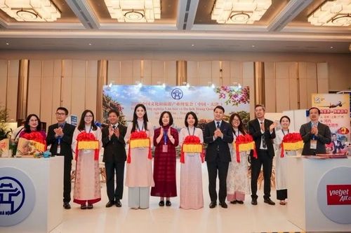 Thành phố Hà Nội khai mạc gian hàng tại Hội chợ Công nghiệp Văn hóa và Du lịch Trung Quốc 2026.