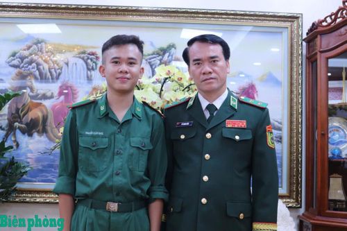Hạ sĩ Nguyễn Xuân Khoa chụp ảnh lưu niệm với đồng chí Tư lệnh Bộ đội Biên phòng. Ảnh: Lương Linh