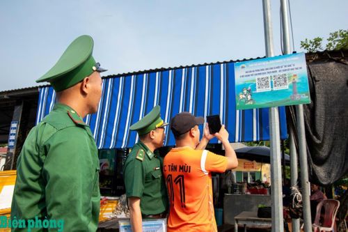 Ngư dân quét mã QR kép với sự hướng dẫn của cán bộ Bộ đội Biên phòng thành phố Hải Phòng. Ảnh: Nguyễn Khánh