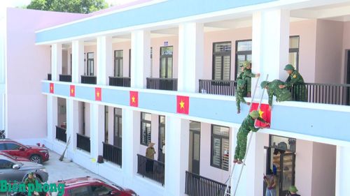 Cán bộ, chiến sỹ Bộ đội Biên phòng tỉnh Hà Tĩnh giúp Trường Phổ thông nội trú Tiểu học và Trung học cơ sở Hương Khê trang trí phòng học. Ảnh: Thế Mạnh