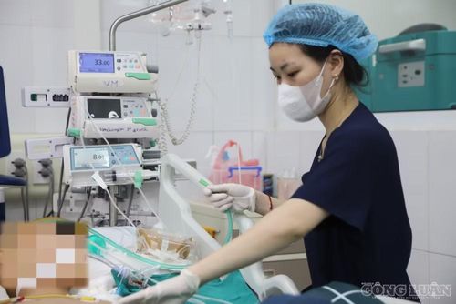 Nhân viên y tế Bệnh viện Bệnh nhiệt đới Trung ương chăm sóc cho bệnh nhân.