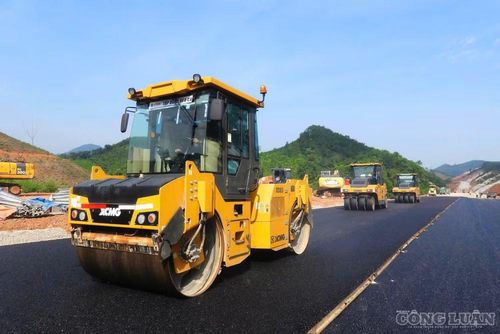 Máy móc công suất lớn đang thi công thảm nhựa cao tốc Hữu Nghị - Chi Lăng.