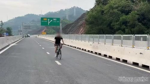 Một người đạp xe tập thể dụng trên đường cao tốc.