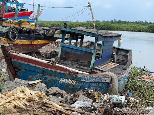 Mùa mưa bão đang đến gần, việc xử lý dứt điểm các tàu cá hư hỏng, bỏ hoang tại Lạch Vạn càng trở nên cấp thiết. Ảnh: Kim Long
