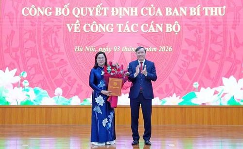 Giáo sư, Tiến sĩ Lê Văn Lợi – Chủ tịch Viện Hàn lâm Khoa học xã hội Việt Nam trao quyết định và tặng hoa chúc mừng bà Đinh Thị Mai. Ảnh: VHL.
