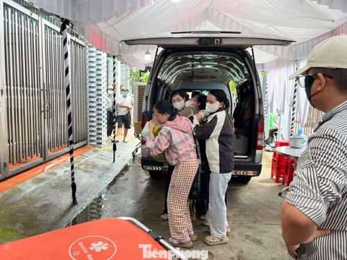 Người thân khóc nghẹn đón thi thể các nạn nhân về nhà lo hậu sự. Ảnh: Nguyễn Tiến