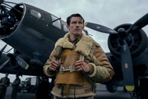 Callum Turner dẫn đầu tỷ lệ cá cược, nhưng đang bị bám sát.