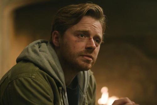 Jack Lowden được kỳ vọng cao nhưng mắc kẹt giữa hai "ông lớn" Apple và Amazon.