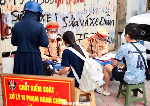 Ghi nhận từ 6h30 ngày 4/9 tại ngã tư Tố Hữu - Vũ Trọng Khánh (phường Hà Đông), tổ công tác Đội CSGT đường bộ số 7, Phòng CSGT Công an TP Hà Nội phát hiện, xử lý nhiều trường hợp học sinh và phụ huynh vi phạm, phổ biến nhất là lỗi không đội mũ bảo hiểm.