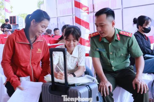 Cán bộ Công an tận tình hướng dẫn các em làm thủ tục nhập học.