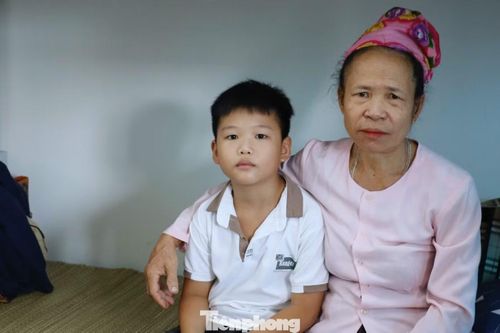 Bà Sầm Thị Châu và cháu nội.