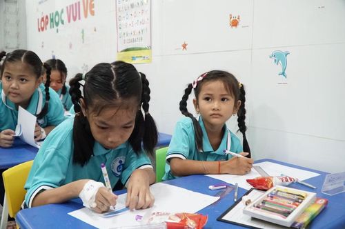 Ngọc Trâm chăm chú lắng nghe và làm theo hướng dẫn của cô giáo tại "Lớp học vui vẻ"