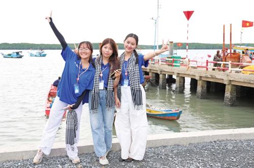Bạn trẻ thích thú check-in ở xã đảo Thạnh An khi có dịp trở lại quê hương Việt Nam.