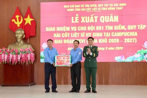 Thiếu tướng Huỳnh Văn Ngon tặng quà cho Đội K91.