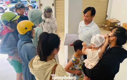 Phụ huynh, học sinh tìm đến Văn phòng Công ty cổ phần Đầu tư và Phát triển giáo dục Đà Nẵng tìm mua sách chiều 4/9.