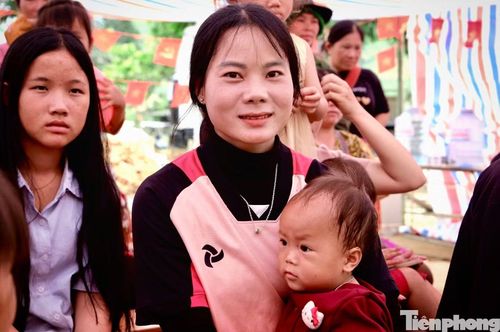Chị Lý Thị Váng cùng đứa con út dự lễ khai giảng.