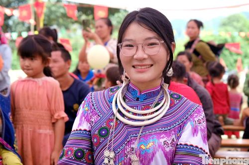 Trong số giáo viên trở về quê hương gieo chữ có cô Lý Thị Chanh, người Mông, sinh ra và lớn lên tại Tiểu khu 179. Đứng trước điểm trường mới, cô Chanh không giấu được xúc động chia sẻ: "Ngày theo gia đình đến đây, dựng lán để ở, em không nghĩ sẽ có một ngày con em mình được học tập trong điều kiện như thế này".